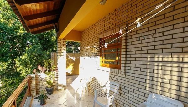 Casa em Porto Alegre, no bairro Cavalhada, com 5 dormitório(s), e 5 banheiros, à venda.