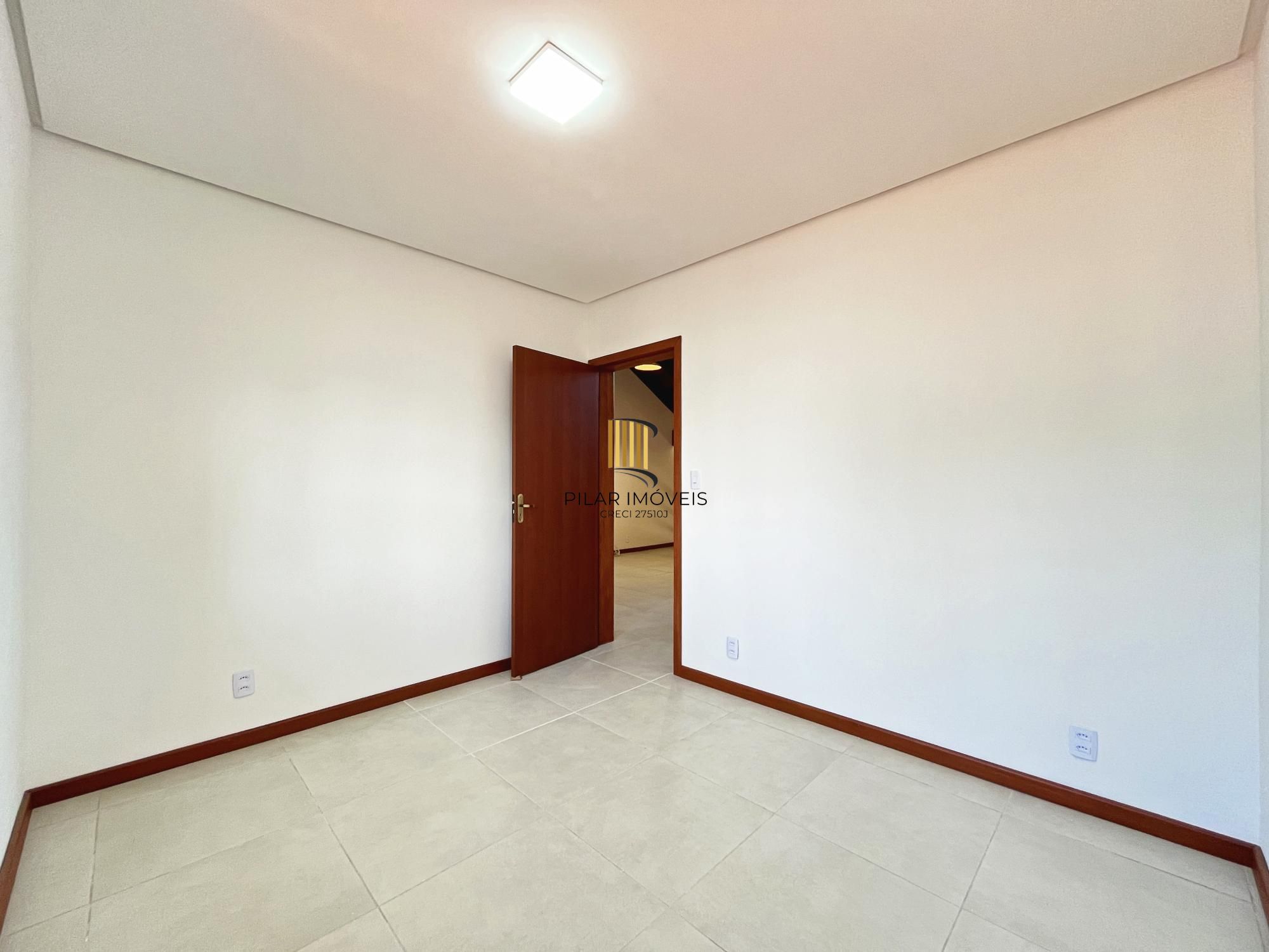 Casa com suíte no térreo em condomínio fechado