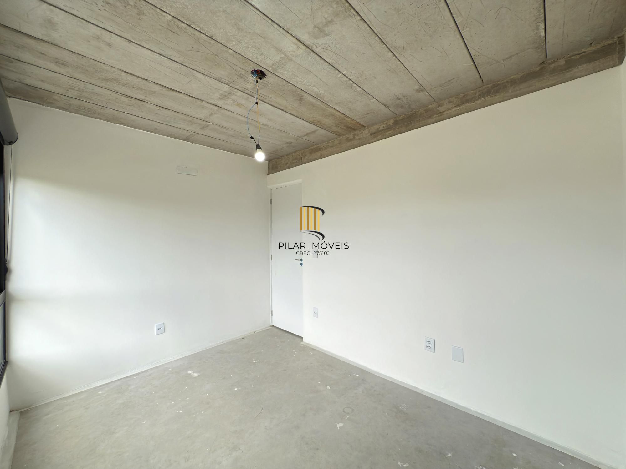 Sobrado em condomínio em Porto Alegre, no bairro Hípica, com 3 dormitórios.