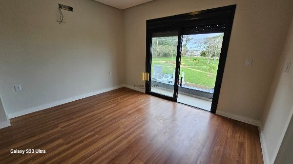 Casa em Porto Alegre, no bairro Hípica, com 3 dormitório(s), e 3 banheiros, à venda.