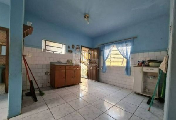 Casa em Porto Alegre, no bairro Tristeza, com 2 dormitório(s), e 2 banheiros, à venda.
