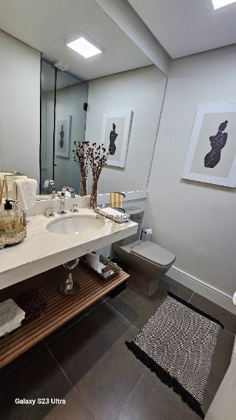 Apartamento em Porto Alegre, no bairro Chácara das Pedras, com 2 dormitório(s), e 2 banheiros, à venda.
