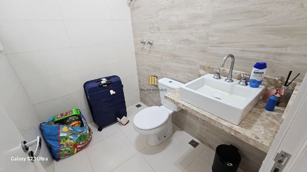 Casa em Porto Alegre, no bairro Hípica, com 3 dormitório(s), e 3 banheiros, à venda.