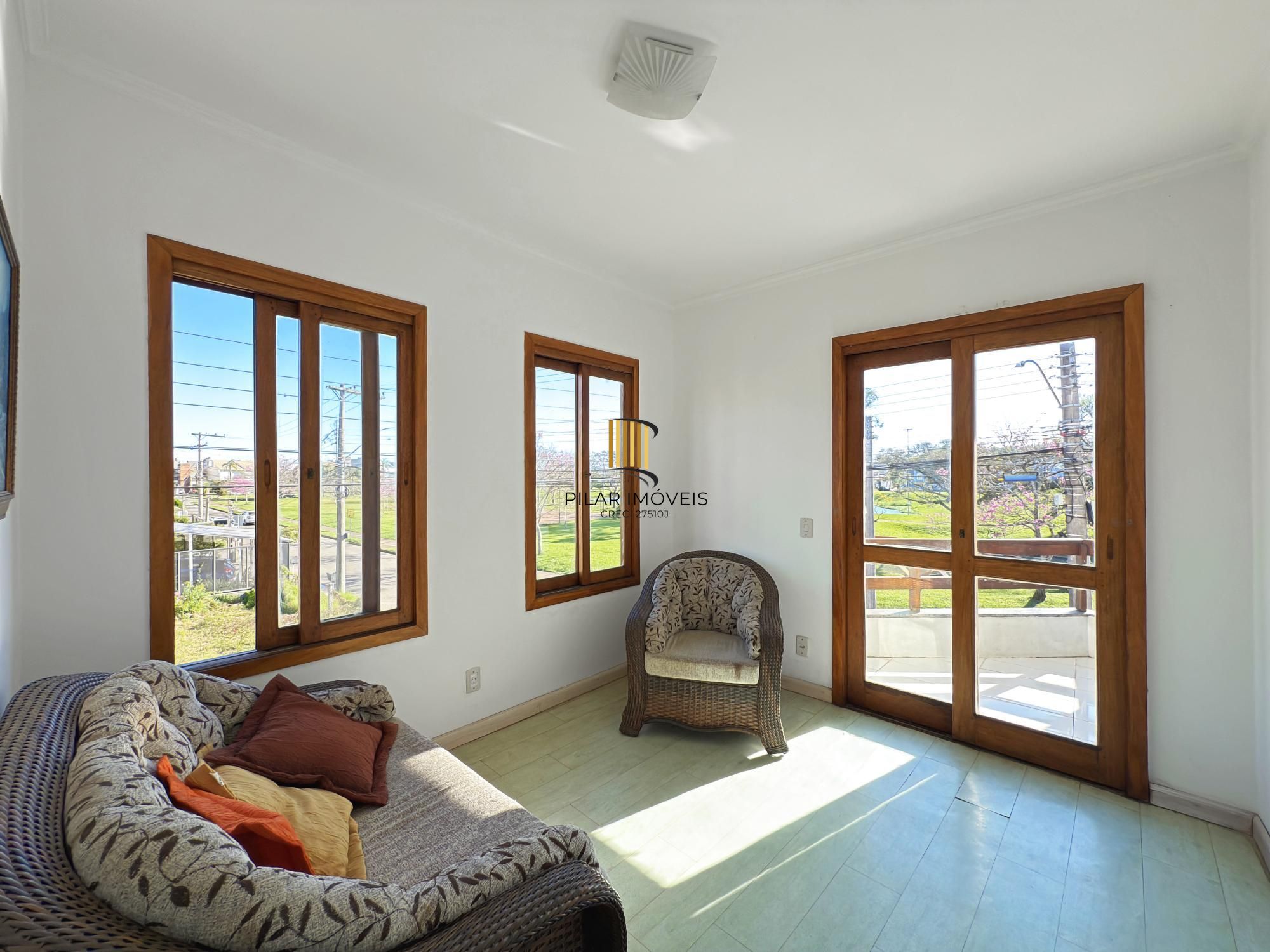 Sobrado a venda no Bairro Hipica de Porto alegre com 04 dormitórios sendo 01 suite