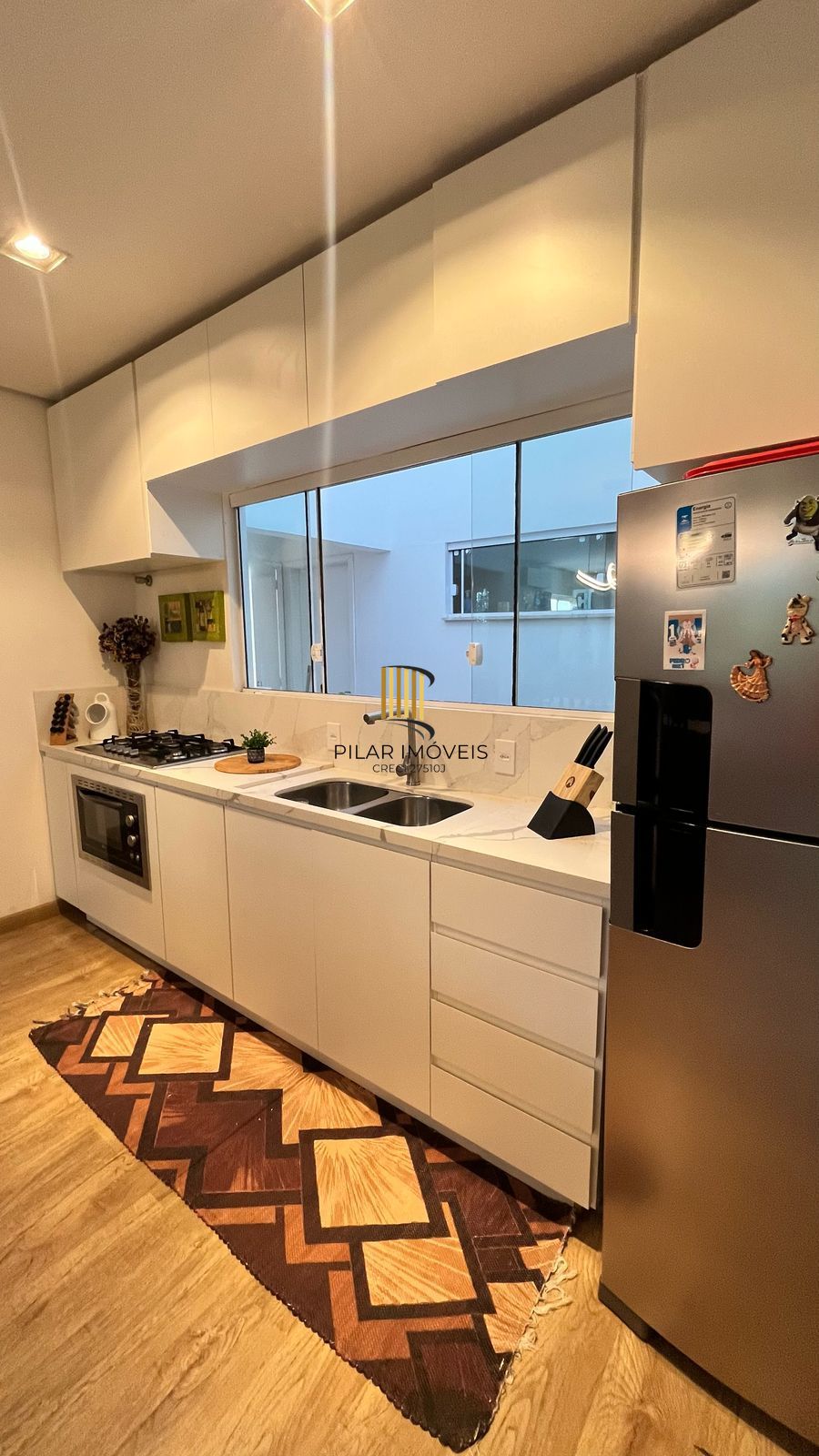 Vendo prédio comercial com 01 loja e 02 apartamentos. Excelente para investimento.