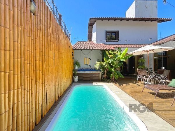 Casa 4 dormitórios no bairro Camaquã