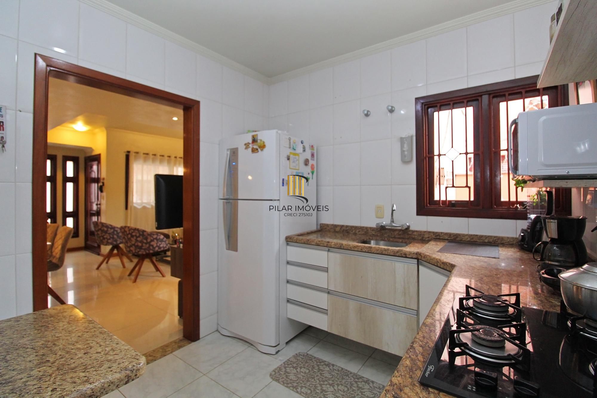 Casa em condomínio com 3 dormitórios, sendo 1 suíte com closet e sacada