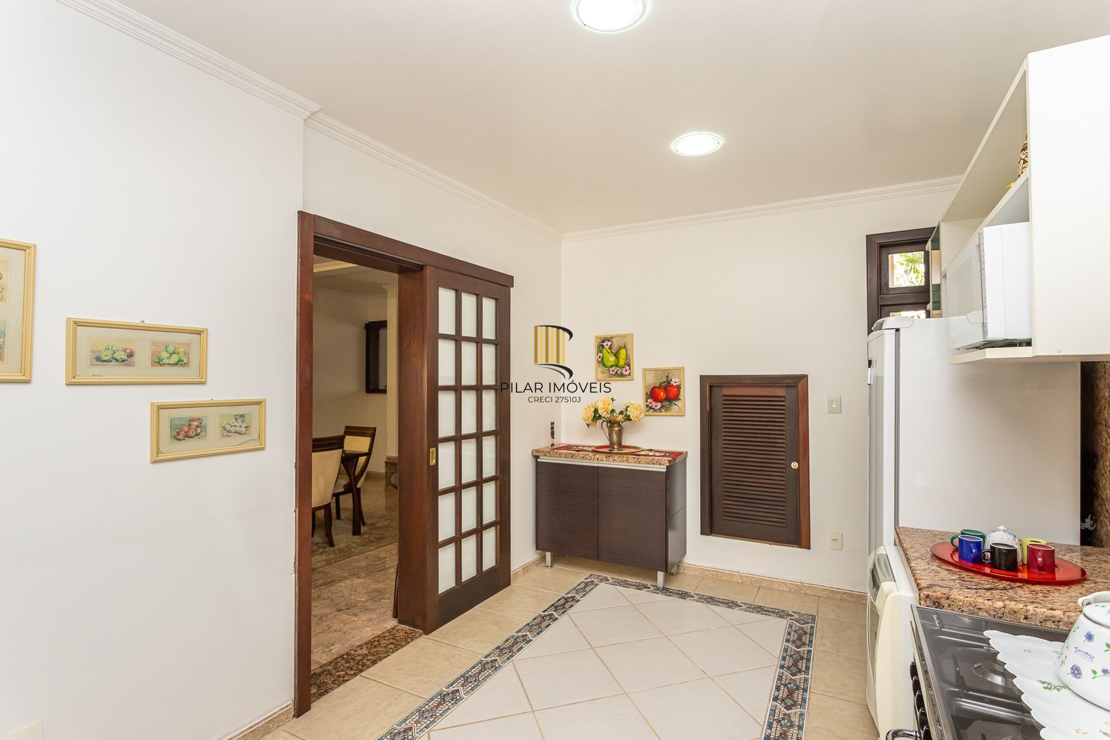 Casa de 272m², 4 dormitórios, 2 suítes e 4 vagas de garagem, no bairro Ipanema, próxima à orla do Guaíba.