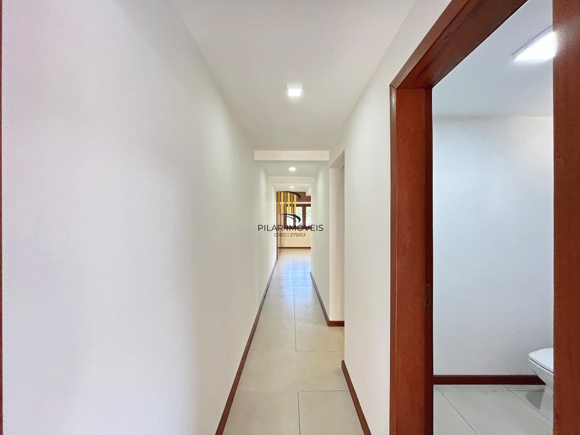 Casa com suíte no térreo em condomínio fechado