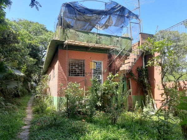 Casa em Porto Alegre, no bairro Pedra Redonda, com 2 dormitório(s), e 2 banheiros, à venda.