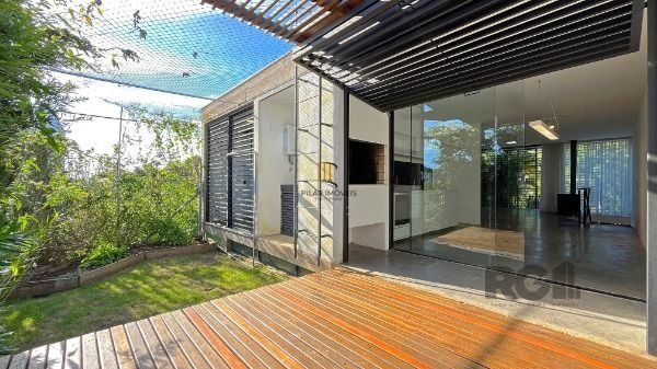 Casa em Porto Alegre, no bairro Guarujá, com 2 dormitório(s), e 2 banheiros, à venda.
