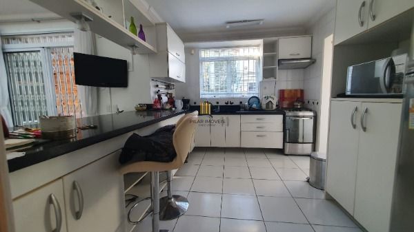 Casa em Porto Alegre, no bairro Espírito Santo, com 3 dormitório(s), e 3 banheiros, à venda.