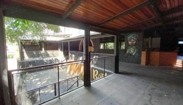 Casa Comercial em Porto Alegre, no bairro Moinhos de Vento, e 0 banheiros, à venda.