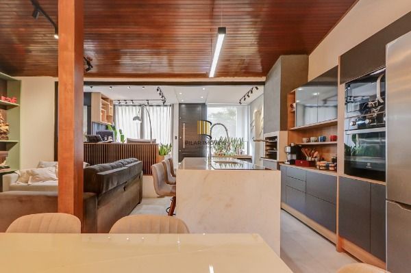 Casa em Porto Alegre, no bairro Tristeza, com 2 dormitório(s), e 2 banheiros, à venda.