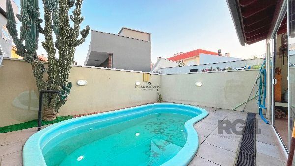Casa em Porto Alegre, no bairro Hípica, com 3 dormitório(s), e 3 banheiros, à venda.