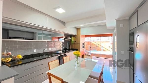 Casa em Porto Alegre, no bairro Guarujá, com 3 dormitório(s), e 3 banheiros, à venda.
