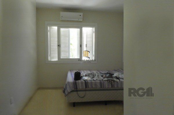 Casa em Porto Alegre, no bairro Espirito Santo, com 3 dormitório(s), e 3 banheiros, à venda.