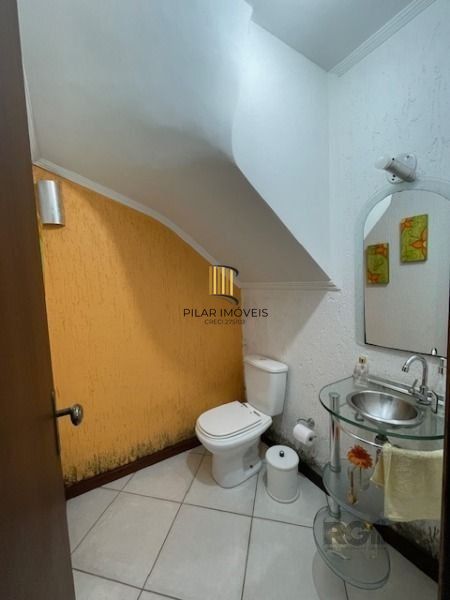 Casa em Porto Alegre, no bairro Hípica, com 3 dormitório(s), e 3 banheiros, à venda.