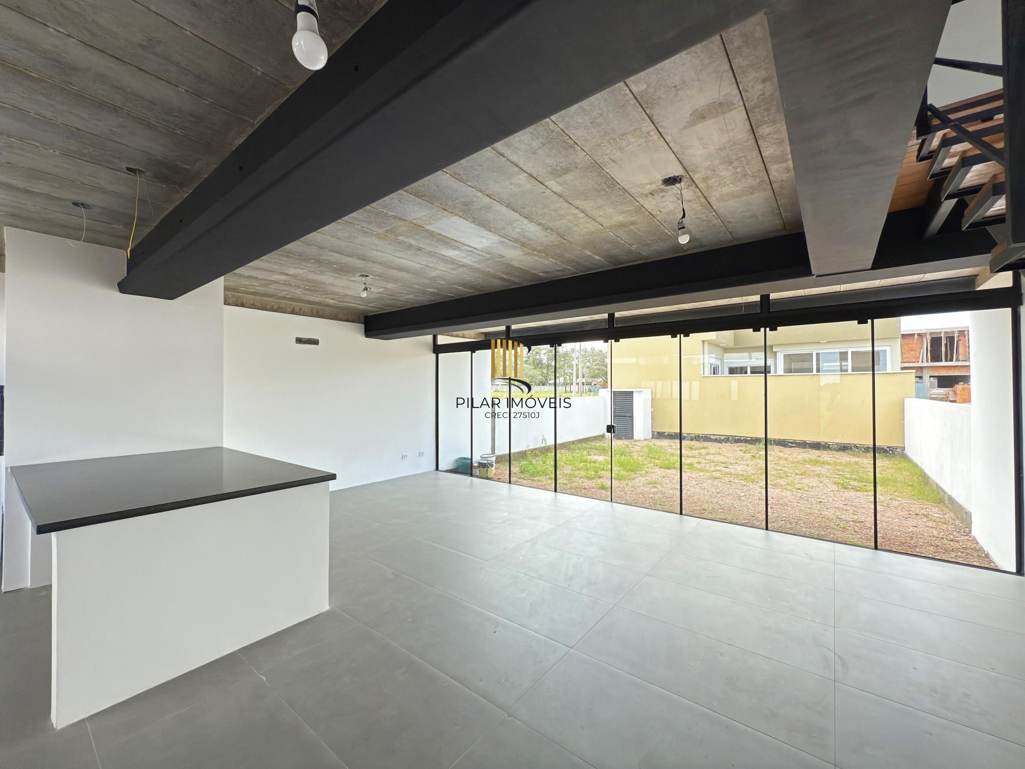 Sobrado em condomínio em Porto Alegre, no bairro Hípica, com 3 dormitórios.