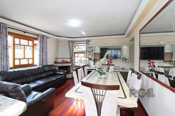 Casa em Porto Alegre, no bairro Belém Novo, com 3 dormitório(s), e 3 banheiros, à venda.