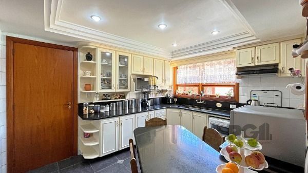 Casa em Porto Alegre, no bairro Ipanema, com 3 dormitório(s), e 3 banheiros, à venda.