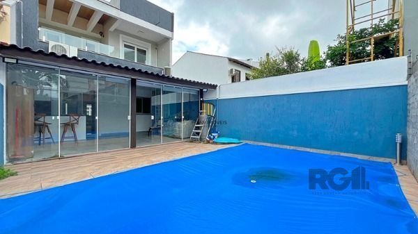 Casa em Porto Alegre, no bairro Hípica, com 3 dormitório(s), e 3 banheiros, à venda.