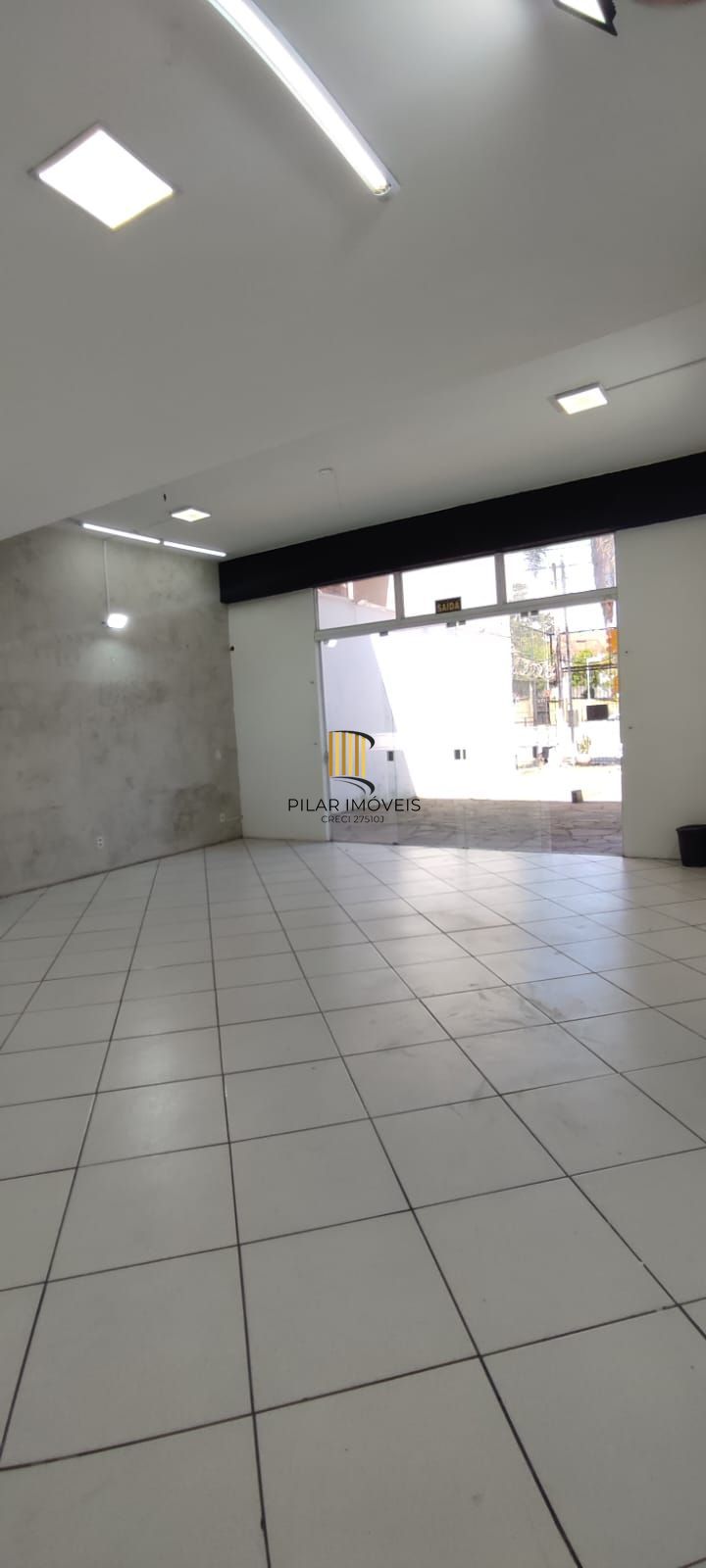 Ótima loja com mezanino, em ótima localização com estacionamento.