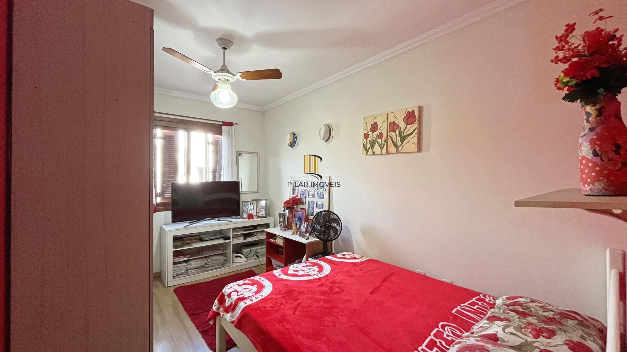 Casa em Porto Alegre, no bairro Hípica, com 3 dormitório(s), e 3 banheiros, à venda.