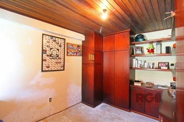 Casa em Porto Alegre, no bairro Guarujá, com 5 dormitório(s), e 5 banheiros, à venda.