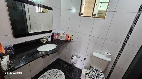 Casa em Porto Alegre, no bairro Vila Nova, com 3 dormitório(s), e 3 banheiros, à venda.