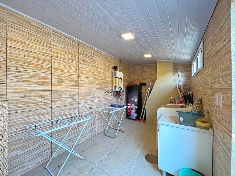 Ótima casa térrea com 4D, piscina e garagem fechada para 2 carros no Jardim Medianeira.