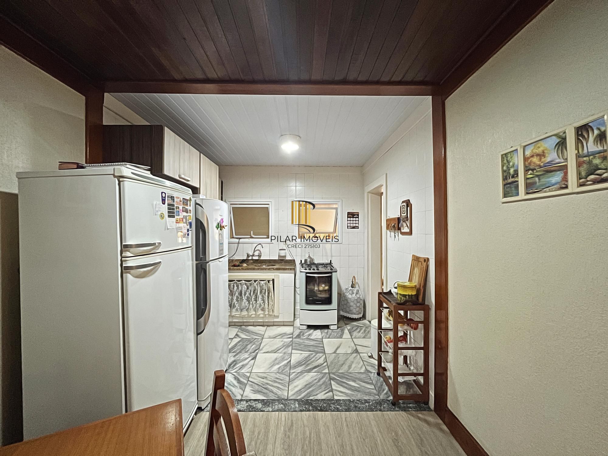 Ótima casa 2 dormitórios, 2 vagas, em rua calma no bairro.