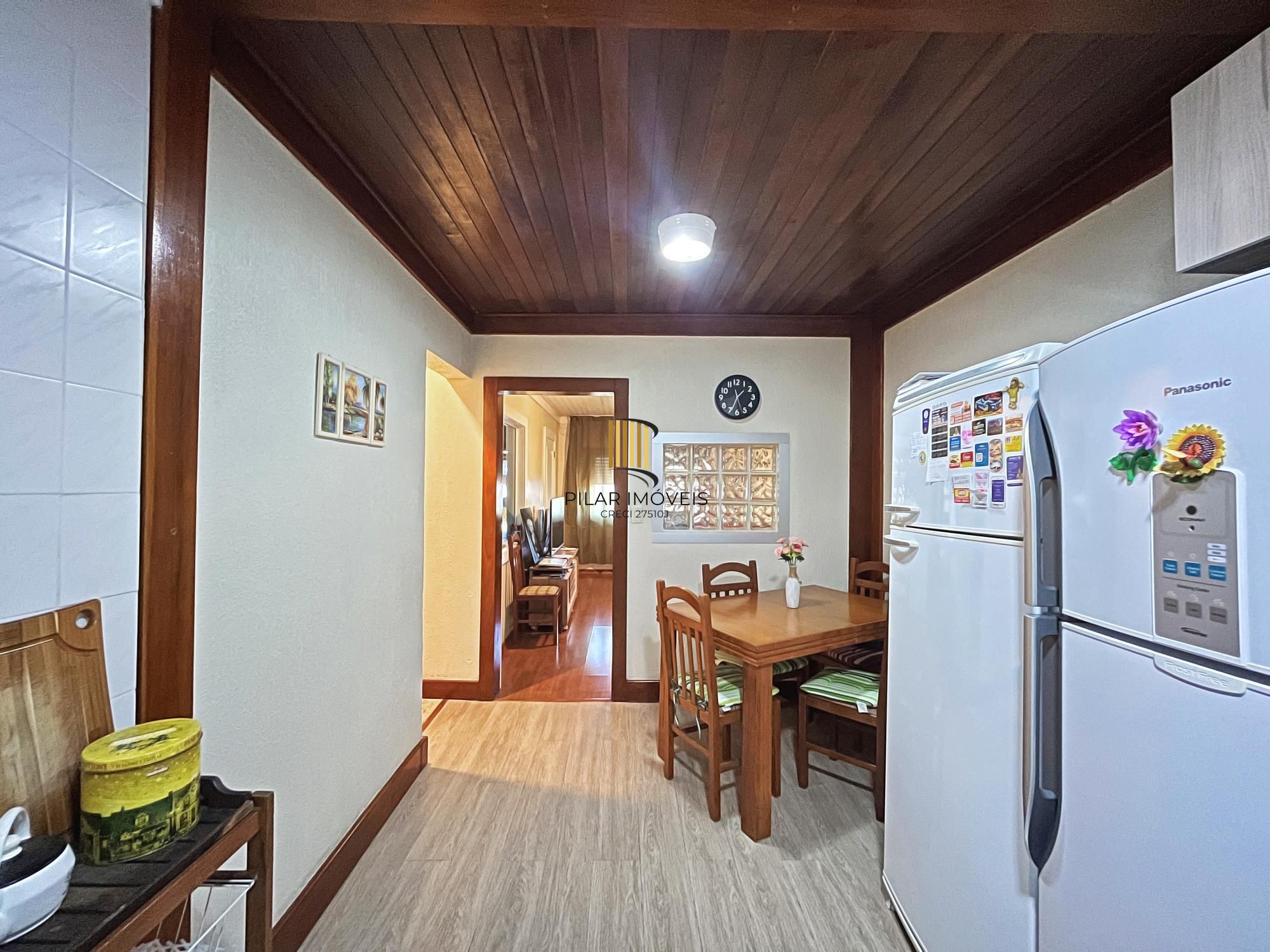 Ótima casa 2 dormitórios, 2 vagas, em rua calma no bairro.