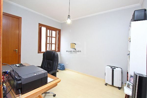 Casa em Porto Alegre, no bairro Hípica, com 3 dormitório(s), e 3 banheiros, à venda.