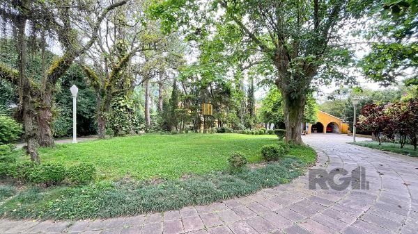 Casa em Porto Alegre, no bairro Pedra Redonda, com 7 dormitório(s), e 7 banheiros, à venda.