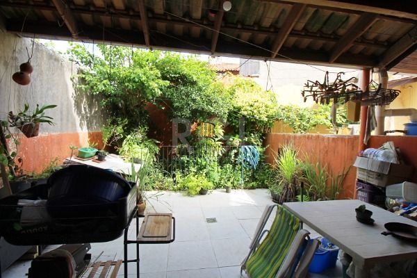 Casa em Porto Alegre, no bairro Hípica, com 2 dormitório(s), e 2 banheiros, à venda.