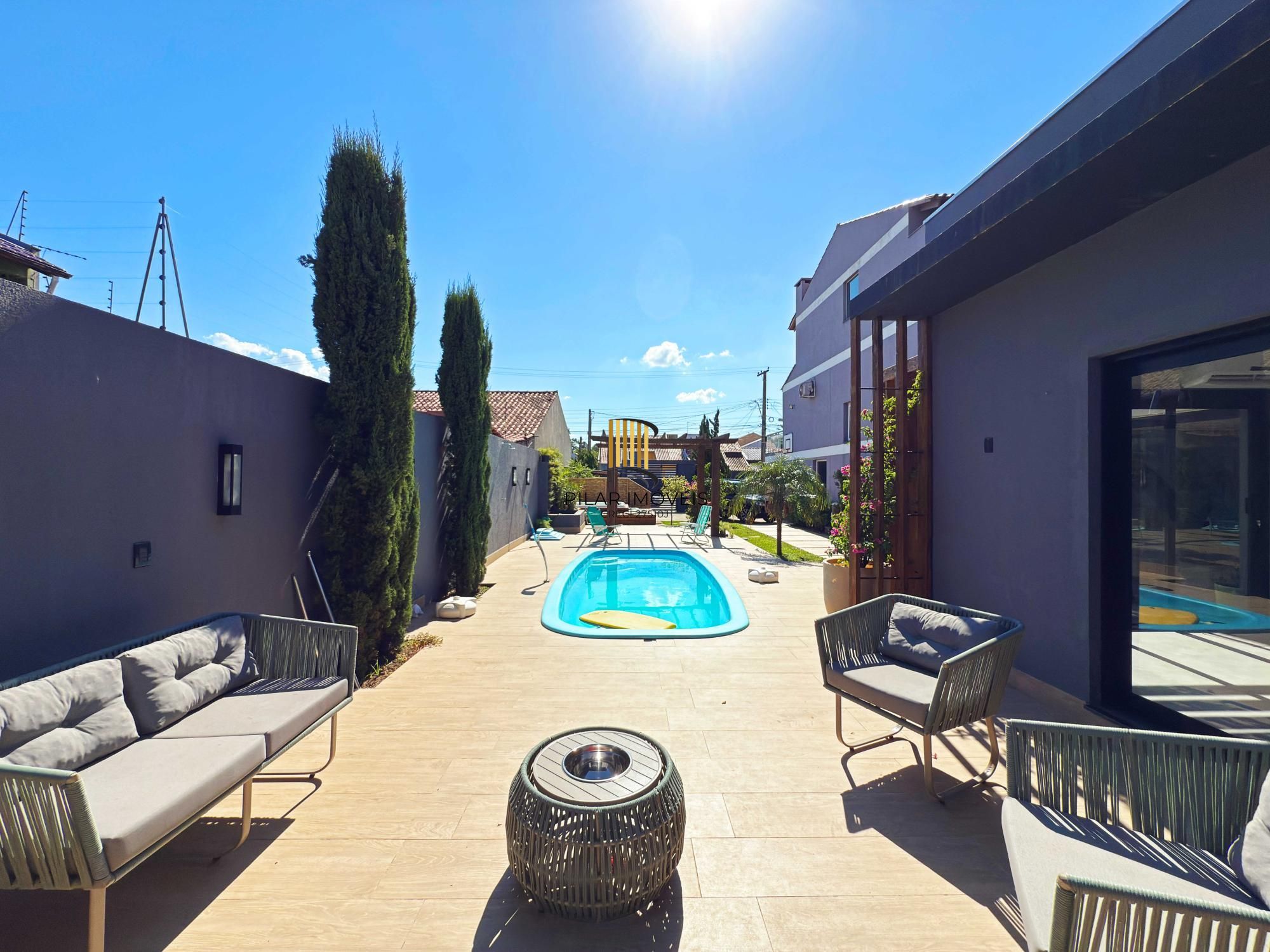 Em busca de uma casa espaçosa e cheia de comodidades no bairro Hípica