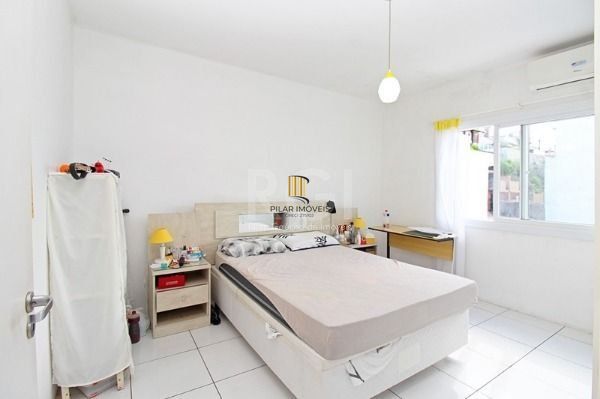 Casa em Porto Alegre, no bairro Aberta dos Morros, com 3 dormitório(s), e 3 banheiros, à venda.
