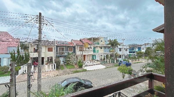 Casa em Porto Alegre, no bairro Hípica, com 3 dormitório(s), e 3 banheiros, à venda.