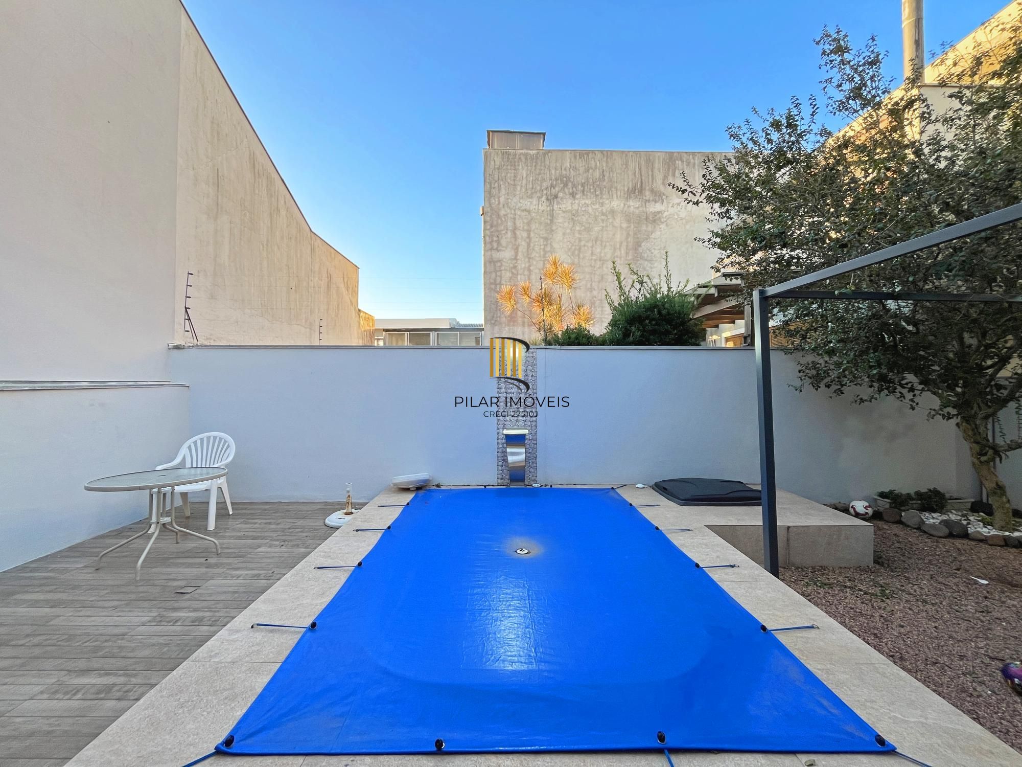 Casa para Venda - 270m², 3 dormitórios, sendo 1 suites, 2 vagas - Guarujá