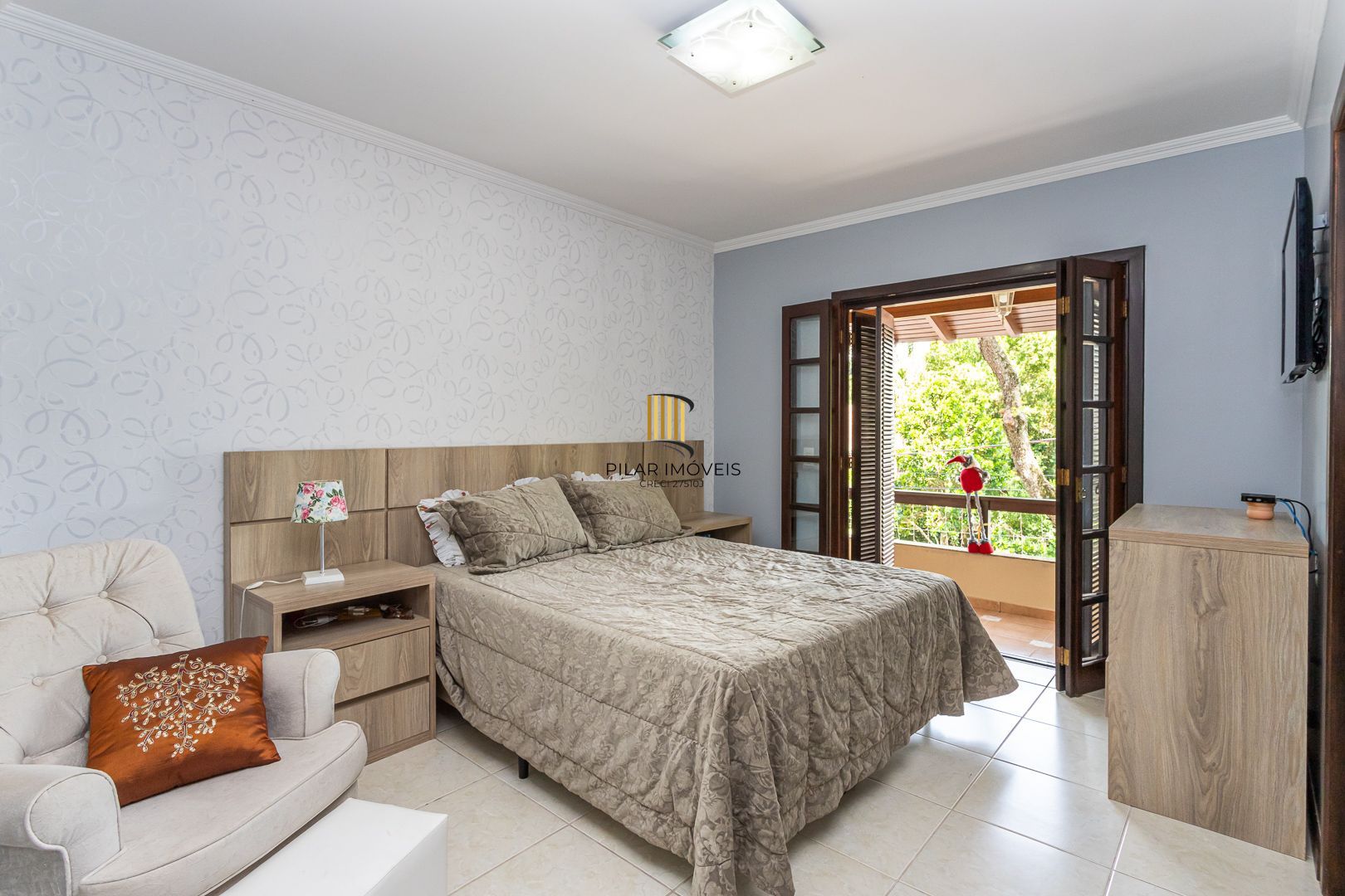 Casa de 272m², 4 dormitórios, 2 suítes e 4 vagas de garagem, no bairro Ipanema, próxima à orla do Guaíba.