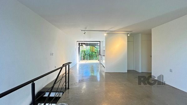 Casa em Porto Alegre, no bairro Guarujá, com 2 dormitório(s), e 2 banheiros, à venda.