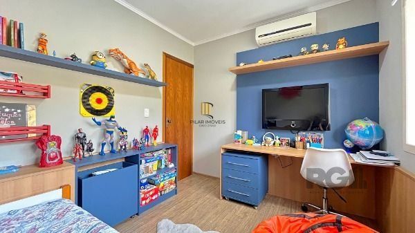 Casa em Porto Alegre, no bairro Campo Novo, com 3 dormitório(s), e 3 banheiros, à venda.