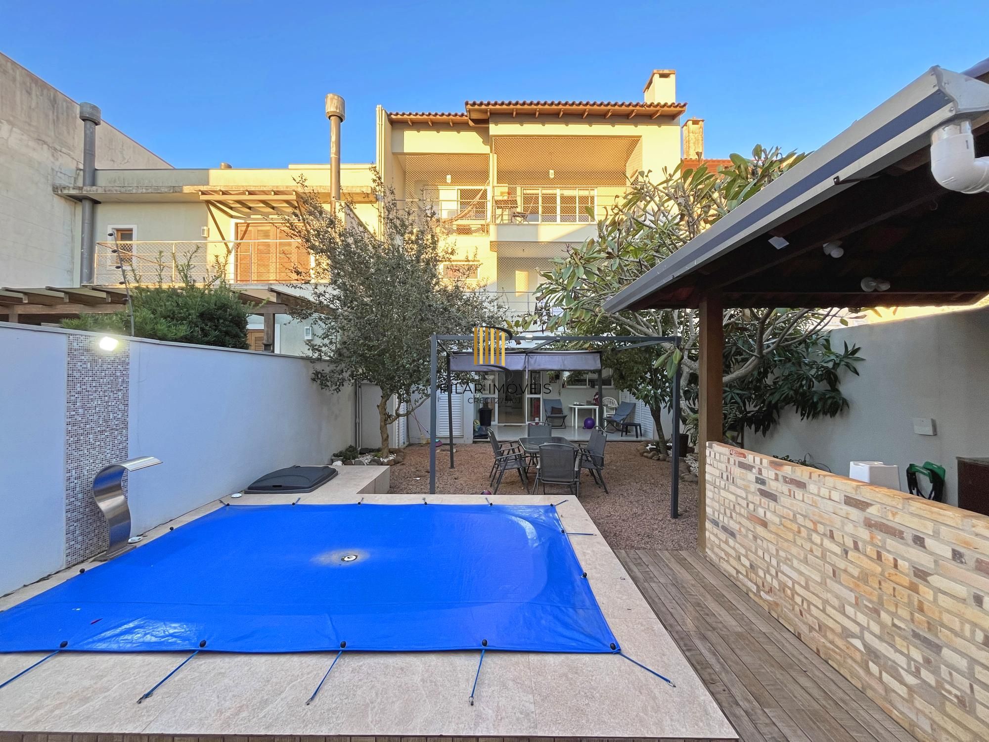 Casa para Venda - 270m², 3 dormitórios, sendo 1 suites, 2 vagas - Guarujá