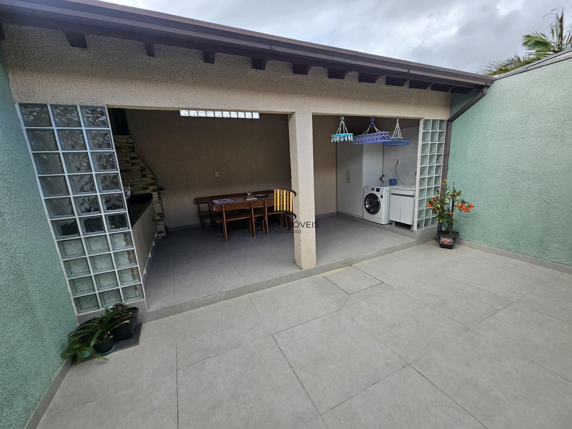 Casa 3 dormitórios 2 banheiros quiosque com churrasqueira cozinha gourmet moveis sob medida e garagem coberta na zona sul de Porto Alegre !