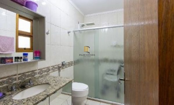 Casa em Porto Alegre, no bairro Ipanema, com 3 dormitório(s), e 3 banheiros, à venda.