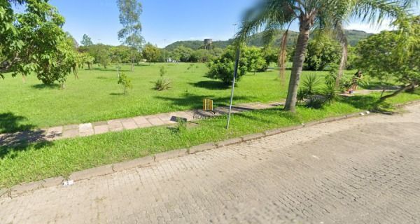 Casa em Porto Alegre, no bairro Hípica, com 2 dormitório(s), e 2 banheiros, à venda.