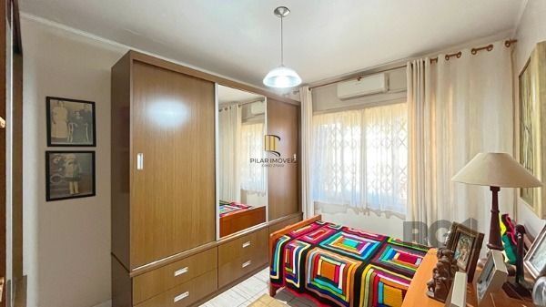 Casa em Porto Alegre, no bairro Nonoai, com 4 dormitório(s), à venda.