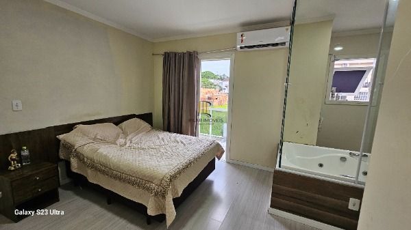 Casa em Porto Alegre, no bairro Hípica, com 3 dormitório(s), e 3 banheiros, à venda.