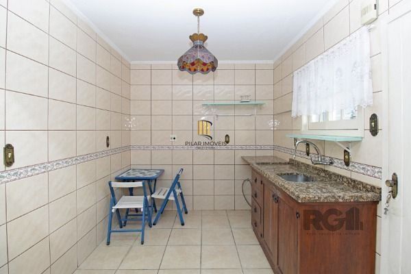 Casa Condominio em Porto Alegre, no bairro Guarujá, com 3 dormitório(s), e 3 banheiros, à venda.